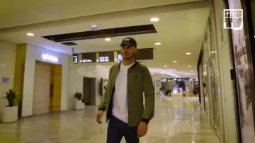 Le t'-shirt blanc Comme des Garçons de Deen Burbigo dans la video " MASKEY & DEEN BURBIGO – Bail 2 Sneakers"