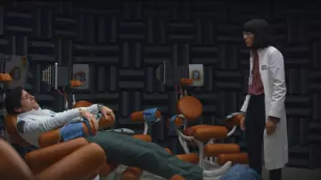 Le pantalon bleu marine du Dr. Azumi Fujita (Sonoya Mizuno) dans Maniac (S01E06)