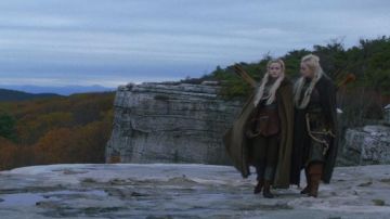 The cape khaki of Ellie Landsberg (Julia Garner) in the Film (S01E07)