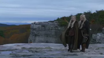 La cape kaki d'Ellie Landsberg (Julia Garner) dans Maniac (S01E07)