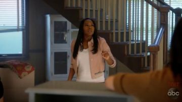 Le blouson bomber en cuir Sandro porté par Michaela Pratt (Aja Naomi King) dans Murder S05E01