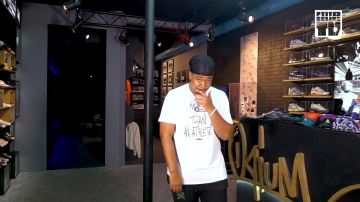Camiseta blanca de Baloo LeBron en su video de youtube "Koba LaD – Bail 2 Sneakers"