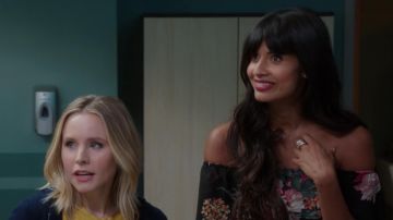 El vestido negro florido de Tahani Al-Jamil (Jameela Jamil) en The Good Place (S03E01)