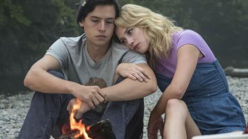 The combination of buttoned jean Betty Cooper (Lili Reinhart) in Riverdale (S03E01)