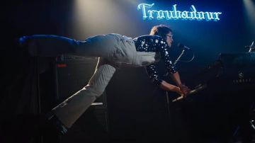 El mono blanco de Elton John (Taron Egerton) en Rocketman