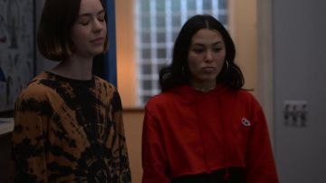 Tie Dye noir et orange sweat-shirt porté par Casey Gardner (Brigette Lundy-Paine) comme on le voit dans Atypiques S02E06