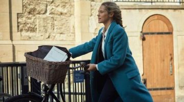 The blue mantle of Diana Bishop (Teresa Palmer) in A Discovery of Witches S01E01