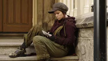 Jennifer Goines' (Emily Hampshire) tweed cap as seen in 12 Monkeys S03E02