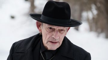 Zalmon de Shaw (Christopher Lloyd) black hat comme on le voit dans 12 Singes S03E06