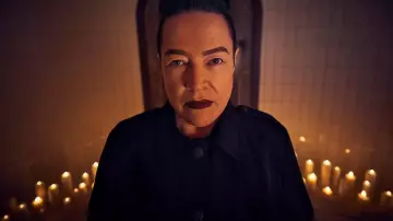 Le manteau bleu de Ms. Miriam Mead (Kathy Bates) dans American Horror Story Apocalypse (S08)