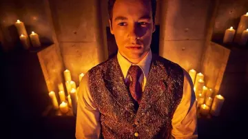 The red tie by Timothy Campbell (Kyle Allen) in American Horror Story Revelation (S08)