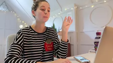 La camiseta de manga larga a rayas con el logotipo frito de Zoella (Zoe Sugg) en HOUSEPLANTS AND HORNETS | VLOG SEMANAL