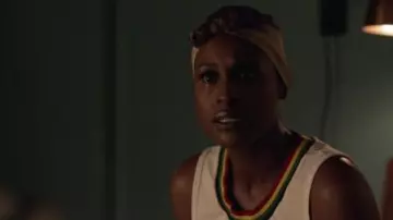 Le top à col arc-en-ciel de Issa Dee (Issa Rae) dans Insecure (S03E08)