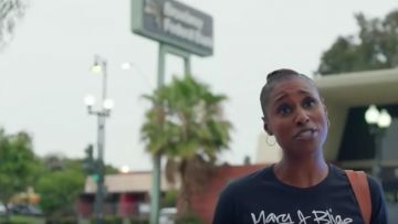 The t-shirt Mary J Blige of Issa Dee (Issa Rae) in Insecure (S03E08)