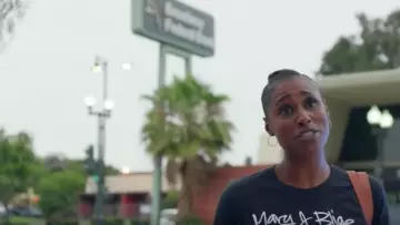 Le t-shirt Mary J Blige de Issa Dee (Issa Rae) dans Insecure (S03E08)