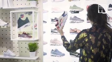 Zapatillas Nike Air Huarache blancas y rosas de Nawell en el video "Dycosh & Nawell Madani – Bail 2 Sneakers"