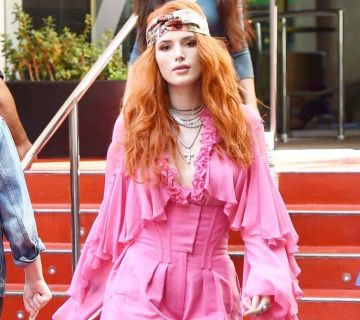 Le short rose taille haute de Bella Thorne sur le compte instagram de @bellathorne