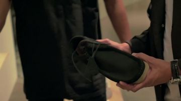 Les chaussures noires Clarks Wallabee de Disiz dans la vidéo YouTube "Mister V & Disiz - Bail 2 Sneakers"