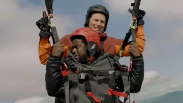 Le casque de parapente rouge de Dell Scott (Kevin Hart) dans The Upside