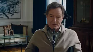 Le pull beige zippé de Phillip Lacasse (Bryan Cranston) dans The Upside