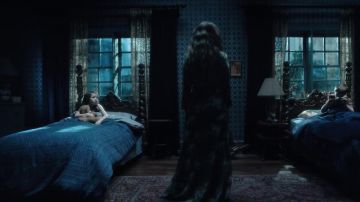 Las sábanas de paisley azules de Young Nell (Violet McGraw) como se ve en The Haunting of Hill House (S01)