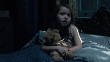 The teddy bear of the young Nell (Violet McGraw) in 