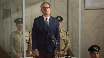 Adolph Eichmann (Ben Kingsley) cravate bleu comme on le voit dans l'Opération Finale