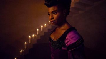 El vestido púrpura de Dinah Stevens (Adina Porter) como se ve en American Horror Story Apocalypse (S08)