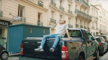 Les Sneakers bleues Nike Air Max 97 "Michigan" de Squeezie dans la vidéo YouTube "Je surprends 8 Abonnés autour du monde ❤️????"