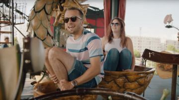 Les lunettes de soleil marrons Ray-Ban de Squeezie dans la vidéo YouTube "Je surprends 8 Abonnés autour du monde ❤️????"