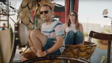 Les lunettes de soleil marrons Ray-Ban de Squeezie dans la vidéo YouTube "Je surprends 8 Abonnés autour du monde ❤️????"