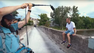 Les sneakers noires Nike Air Huarache portées par Squeezie de Squeezie dans la vidéo YouTube "Je surprends 8 Abonnés autour du monde ❤️????"