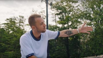 Le t-shirt blanc Nike SB Dri FIT de Squeezie dans la vidéo YouTube "Je surprends 8 Abonnés autour du monde ❤️????"