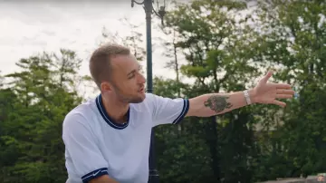 Le t-shirt blanc Nike SB Dri FIT de Squeezie dans la vidéo YouTube "Je surprends 8 Abonnés autour du monde ❤️????"