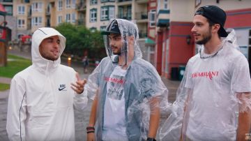 La veste coupe vent Nike Archive blanche de Squeezie dans la vidéo YouTube "Je surprends 8 Abonnés autour du monde ❤️????"