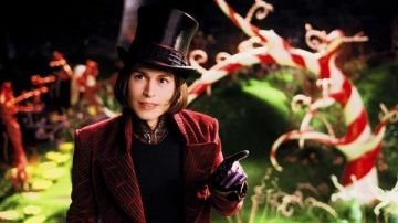 The jacket bordeaux the reach of Willy Wonka (Johnny Depp) in Charlie and the Chocolate factory