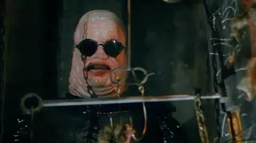 Le masque avec lunettes noires de Butterball (Simon Bamford) dans Hellraiser : Le Pacte
