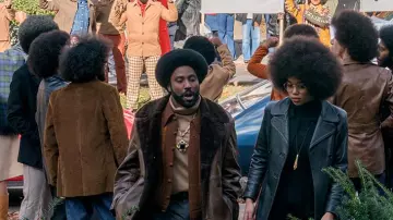 Le manteau cuir et mouton de Ron Stallworth (John David Washington) dans BlacKkKlansman