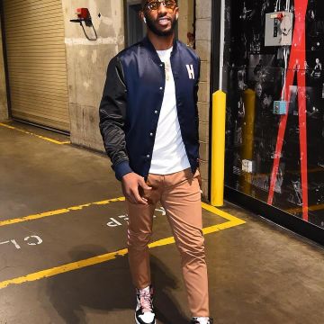 Sneakers black and pink Nike Air Jordan 1 "rust Pink of Chris Paul on the account instagram @leaguefits