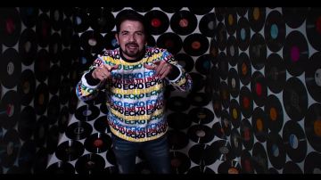 Le pull Ecko Unltd. multicolore porté par Tunisiano dans le clip Headshot de Sniper