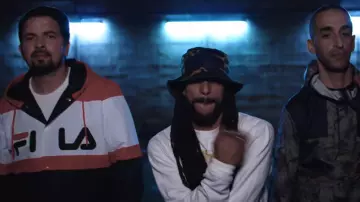 La veste à capuche Fila de Tunisiano dans le video clip "Headshot" de Sniper