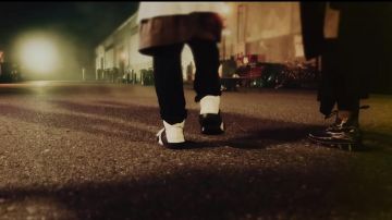 Les bottes noires brillantes Doc Martens de Momiken dans le cli de Sp "I Wanna Be..." [TV Tokyo anime "Gintama" Gintama Hen Opening Theme] de SPYAIR