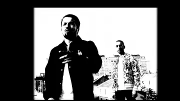 La veste noire LA Dodgers de Tunisiano dans le video clip "Headshot" de Sniper