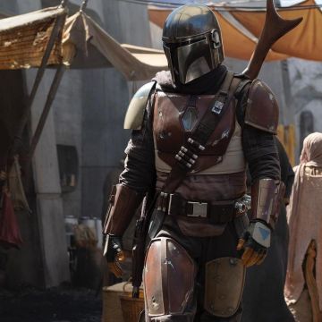 El casco gris mandaloriano de The Mandalorian en la cuenta de instagram de Jon Favreau