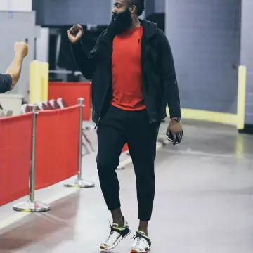 Les Sneakers blanches Adidas "solar Pack" de James Harden sur le compte instagram de @brkicks