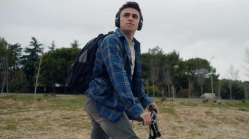 The plaid shirt of Samuel (Itzan Escamilla) in Elite (S01E01)