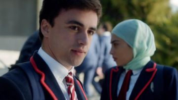 The tie of Samuel (Itzan Escamilla) in Elite (S01E01)