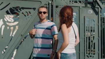 Le t-shirt rayé Lazy Oaf porté par Squeezie dans la vidéo JE SURPRENDS 8 ABONNÉS AUTOUR DU MONDE ❤️????