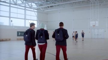 The backpack Christian (Miguel Herran) in Elite S01E01