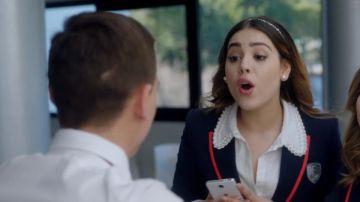 Les boucles d'oreilles à perles de Lu (Danna Paola) dans Élite S01E01